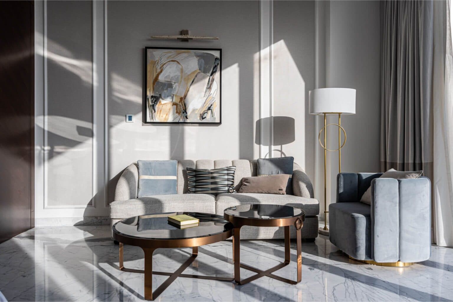 تصميم داخلي للفيلات مع ديكور فاخر مخصص